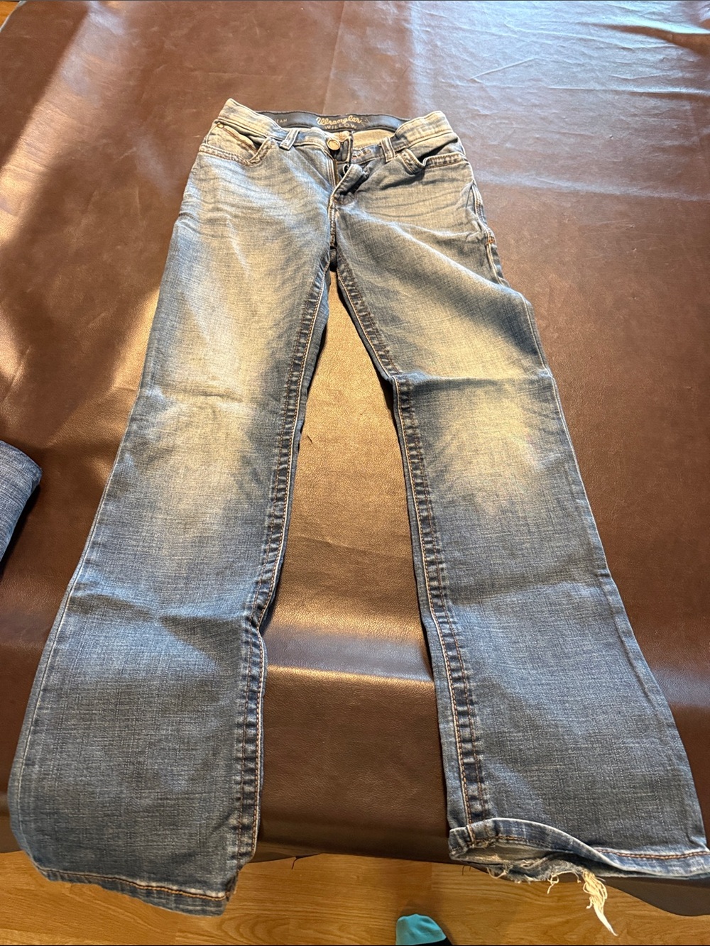 Wrangler women’s Bootcut Jeans in Faded Blue - Picture 2 of 3